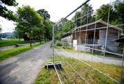 Hinter dem Zaun: Eine Baracke des Asylzentrums Kleine Schliere in Alpnach. (Bild Corinne Glanzmann)