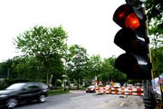 Ist das Signal auf Rot, fahren viele trotzdem noch durch die Baustelle (Symbolbild). (Bild Neue LZ)
