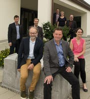 Der Einwohnergemeinderat Kerns in aktueller Zusammensetzung inklusive Gemeindeschreiber. Marco De Col (vorne links sitzend) und Sonnie Burch-Chatti (ganz rechts) treten zurück. (Bild: PD)