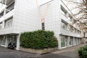 Die «Luftleiter» von Quido Sen durchbricht die geometrische Strenge des Gebäudekomplexes an der Gubelstrasse. (Bild Maria Schmid)
