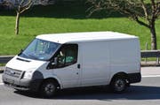 Dieses Auto wurde von der Polizei fotografiert, weil sich der Fahrer am Natel befunden hat. (Bild: Kapo Obwalden)