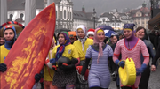 Die Silvesterschwimmerinnen und -schwimmer erregen schon Aufmerksamkeit, bevor sie sich ins Wasser stürzen. (Bild: Christian Volken / luzernerzeitung.ch)