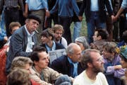 Heinrich Böll während der Sitzblockade vor dem US-Stützpunkt Mutlangen gegen die Stationierung atomarer Mittelstreckenraketen. (Bild: Sven Simon/Imago (Mutlangen, 1. September 1983))