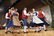 Die Tänzerinnen und Tänzer begeisterten die Besucher des Trachtenchränzlis. (Bild: Werner Schelbert (Menzingen, 16. September 2017))