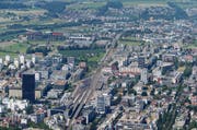 Luftiger Blick auf Zug mit dem Park Tower (links). (Bild: Stefan Kaiser / Neue ZZ)