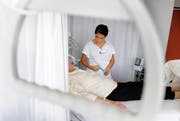 Eine Patientin im Luzerner Kantonsspital wird stationär behandelt. (Bild: Pius Amrein)