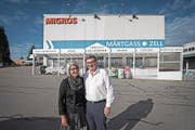 Pioniere in der Zusammenarbeit von Detailhändlern: Irene und Peter Ritter-Steiner vor «ihrem» Zentrum. (Bild: Pius Amrein (Zell, 12. Oktober 2017))