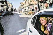Eine Anwohnerin von Rakka weint während der Rückkehr beim Anblick ihrer zerstörten Stadt. (Bild: Bulent Kilic/AFP (20. Oktober 2017))