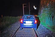 Auf den Bahngeleisen blieb das Auto schliesslich stecken. (Bild: Luzerner Polizei)