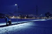 Die LEDs versorgen den Grundweg in Baar bereits jetzt mit Energie sparendem Licht. (Bild: Stefan Kaiser/Neue ZZ)