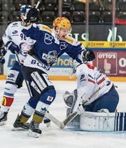 Auch in Zug verlieren sich wenige Zuschauer bei Academy-Matches (hier freut sich Zugs Philip Rondahl über ein Tor in der Bossard-Arena). Im Schnitt sind es 209 – ligaweit der dritttiefste Wert. (Bild: Patrick Hürlimann (15. Oktober 2017))