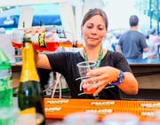 Claudia Wehrle arbeitet am Getränkestand. (Bild: Neue LZ / Philipp Schmidli)