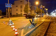 Bei der Kreiselausfahrt ist das Auto mit dem Inselpfosten kollidiert. (Bild: Luzerner Polizei)