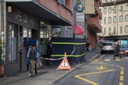 In der Loco Bar an der Baselstrasse ist es zu dem Tötungsdelikt gekommen. Die Polizei hat einen schwarzen Sichtschutz vor dem Lokal aufgestellt. (Bild: Dominik Wunderli (2. November 2017, Luzern))