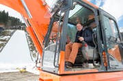 Der Obwaldner Regierungsrat Niklaus Bleiker setzt den Bagger in Betrieb. (Bild: Keystone / Urs Flüeler)