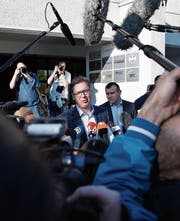 Aleksandar Vucic gestern nach der Stimmabgabe vor einem Urnenbüro in der serbischen Hauptstadt Belgrad. (Bild: Darko Vojinovic/AP (Belgrad, 2. April 2017))