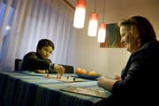Rosa spielt mit ihrem Enkel Pedro «Eile mit Weile». (Bild: Pius Amrein / Neue LZ)