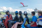 Schüler schauen sich den Probesprung von Simon Ammann an. (Bild: Keystone / Urs Flüeler)