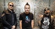 Matt Skiba (links) ist neu bei Blink-182. Er ergänzt das Trio mit Mark Hoppus und Travis Barker (rechts). (Bild: PD/Willie Toledo)