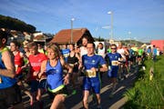 Startschuss für die erste Etappe der Mittwochabend-Laufserie GO-IN6WEEKS in Wauwil. (Bild: PD)