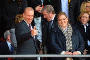 Reiche Schwyzerin: Katharina Liebherr (vorne rechts), Eigentümerin des FC Southampton, neben Ex-Hockey-Nati-Trainer Ralph Krueger (links), den sie 2014 in ihr Vereinsmanagement holte. Im Hintergrund der englische Nationaltrainer Roy Hodgson. (Bild: Getty)