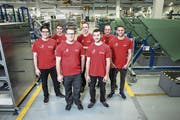 Diese Zentralschweizer Kandidaten kämpfen in Abu Dhabi bei den Berufsweltmeisterschaften. Von links: Roger Krauer, Marco Michel, Cédric Achermann, Simon Furrer, Nils Bucher, Benjamin Räber und Maurus von Holzen. (Bild: Manuela Jans (Emmen, 5. Oktober 2017))