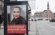 «Lasst uns Dänemark einen» steht auf dem Wahlplakat der Chefin der dänischen Sozialdemokraten, Mette Frederiksen. Sie sorgt mit einem radikalen Vorschlag zur Abschaffung des Asyls in Dänemark für Aufsehen. (Bild: Francis Joseph Dean/imago (Kopenhagen, 12. Januar 2018))