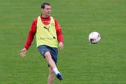 «Jetzt geht es darum, die EM gut vorzubereiten. Dann schauen wir weiter», sagt Stephan Lichtsteiner. (Bild: Keystone / Walter Bieri)