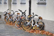 Einfach abgestellt: O-Bike-Velos lehnen an einer Hausfassade in München. (Bild: Sven Simon/Imago (10. November 2017))