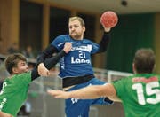 Linkshänder Yves Mühlebach (am Ball) bringt Tempo und Präzision ins Spiel der SG Pilatus. (Bild: Dominik Wunderli (Kriens, 16. September 2017))