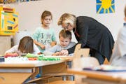 Den Luzerner Lehrerinnen und Lehrern soll der Lohn ab kommendem Schuljahr nach einem neuen System ausbezahlt werden. (Symbolbild Christian Beutler/Keystone)