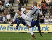 Carlos Goncalves (vorne) im Duell gegen Jean-Michel Tchouga. (Bild Keystone)