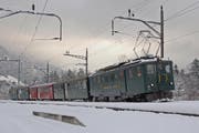 Der historische Zug mit einem SBB-Brünigbahn-Triebwageng, zwei weiteren Wagen im typischen SBB-grün und dem roten Speisenwagen. (Bild: PD)