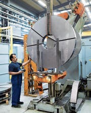 Einblick in die Produktion von Feintool. (Bild: Gaetan Bally/Keystone (Lyss, 14. Januar 2016))