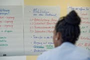 Im Jahr 2015 haben im Rahmen des Projekts «Perspektive Pflege» Flüchtlinge eine Ausbildung im Pflegebereicht begonnen. (ARchivbild: Pius Amrein/LZ)