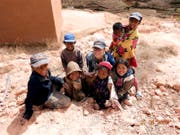 Maya Gander während ihres Aufenthalts inmitten madegassischer Kinder. (Bild: PD)