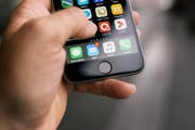 Ein Smartphone mit den Mobile Ticketing Apps von FAIRTIQ und lezzgo, aufgenommen am 28. Juni 2017 in Zuerich. FAIRTIQ und lezzgo sind Mobile Ticketing Apps fuer den oeffentlichen Verkehr und funktioniert nach dem CIACO-Prinzip (Check In - Assisted Check Out). Vor der Reise mit dem OEV checkt der Kunde mit einem Klick ein und erhaelt dadurch ein gueltiges Ticket für den gesamten Verbund. Nach der Reise checkt man mit einem weiteren Klick wieder aus. (KEYSTONE/Christian Beutler) (Symbolbild: Christian Beutler / Keystone)