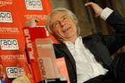 Emil Steinberger, der bisher einzige «Ehren Rüüdige Lozärner», nach der Preisübergabe 2013. (Bild: Boris Bürgisser / Neue LZ)
