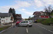 Unfall zwischen Samstagern und Schindellegi mit zwei Verletzten. (Bild: PD)