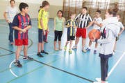 Teambesprechung: Die Kinder erhalten Instruktionen des Junior Coach. (Bild: pd / Luc-François Georgi)