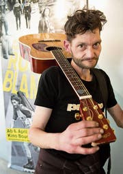 Strassenmusiker Daniele Martin spielte fürs Vorpremierenpublikum. (Bild: Eveline Beerkircher (2. April 2017))