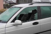 Bei insgesamt vier Autos wurden Scheiben eingeschlagen. (Bild: Kapo Schwyz)