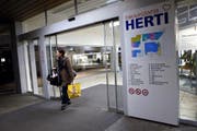 Das Hertizentrum wo der Coop eingemietet ist wechselt zur Migros.Im Bild Hertizentrum. 31.Januar 2014 (Neue ZZ/Werner Schelbert) (Bild: Werner Schelbert (Zug, 31. Januar 2014))
