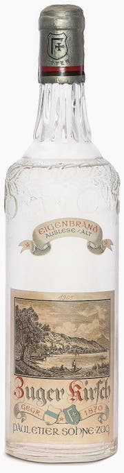 Älteste Flasche der «Paul Etter Söhne Zug» mit Originalkirsch und Etikette «Zuger Kirsch, Eigenbrand», 1905. (Bild: Firmenarchiv Etter Zug)
