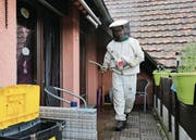 Marco Rogenmoser bei einer Wespenentsorgung auf einer Dachterrasse in Hünenberg. (Bild: Stefan Kaiser (16. Juni 2017))