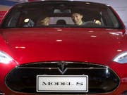 Berichte über Probleme bei der Radaufhängung: US-Behörde nimmt Elektroauto Tesla ins Visier. (Symbolbild) (Bild: KEYSTONE/AP/MARK SCHIEFELBEIN)