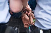 In Ennetbürgen klickten die Handschellen (Themenbild). (Bild: Keystone / Gaetan)