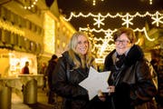 Marta Rumi (rechts), Organisatorin des Christkindli-Märts Willisau, und ihre Nachfolgerin Sandra Affolter. (Bild Philipp Schmidli)