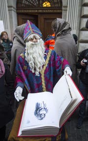 Eine Gruppe von Gewerbeschülern, verkleidet als Samichlaus mit Gefolge, überbrachte dem Kantonsrat ein grosses, selbst gefertigtes Buch. Dieses enthält zu jedem der 120 Kantonsräte einen Satz zur Bildung. (Bild: Keystone)