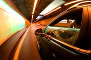 Ein Mann fährt auf der Überholspur durch einen Tunnel. (Symbolbild Philipp Schmidli)